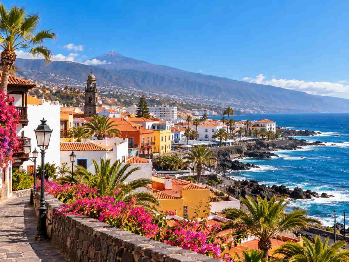 Leben auf Teneriffa – kanarische Küstenstadt mit Blick auf den Atlantik